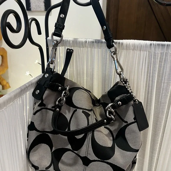 Coach Black and Cream Shoulder Bag - Picture 3 of 3